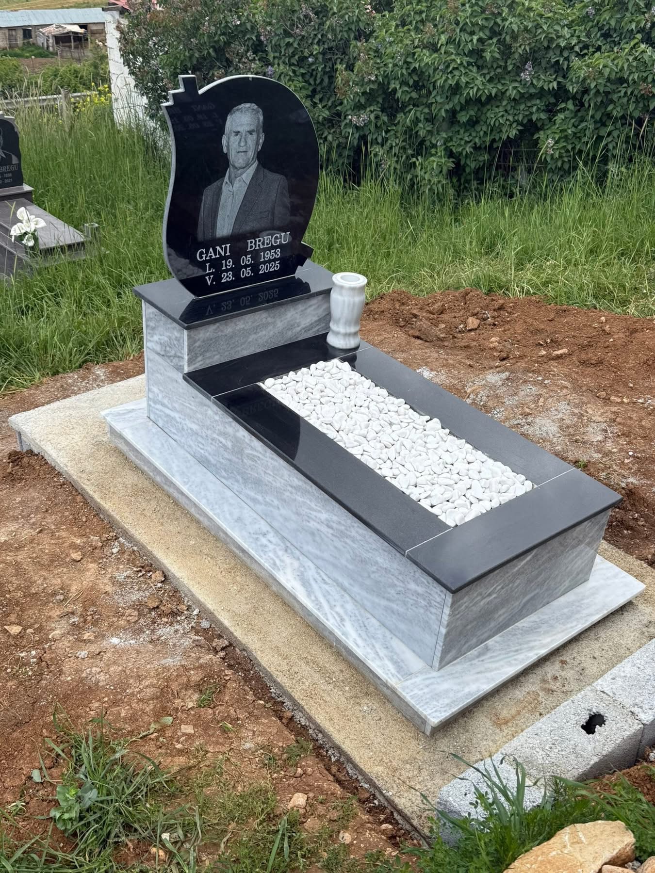 Monument mermer gri me guralecë – punim Muçi