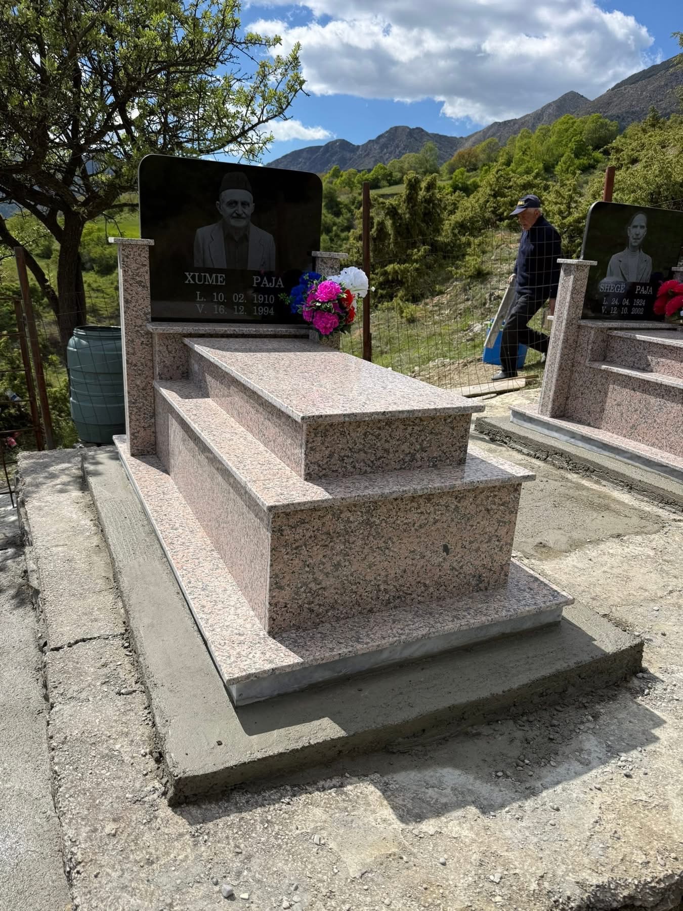 Monument granit rozë me shkallë – punim Muçi