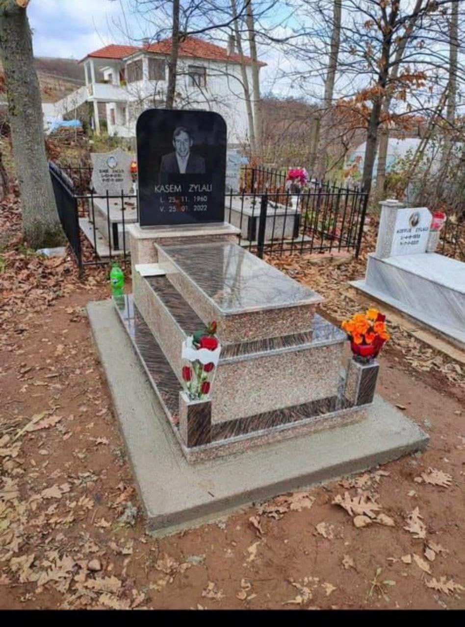 Monument granit gri me shkallë – punim Muçi