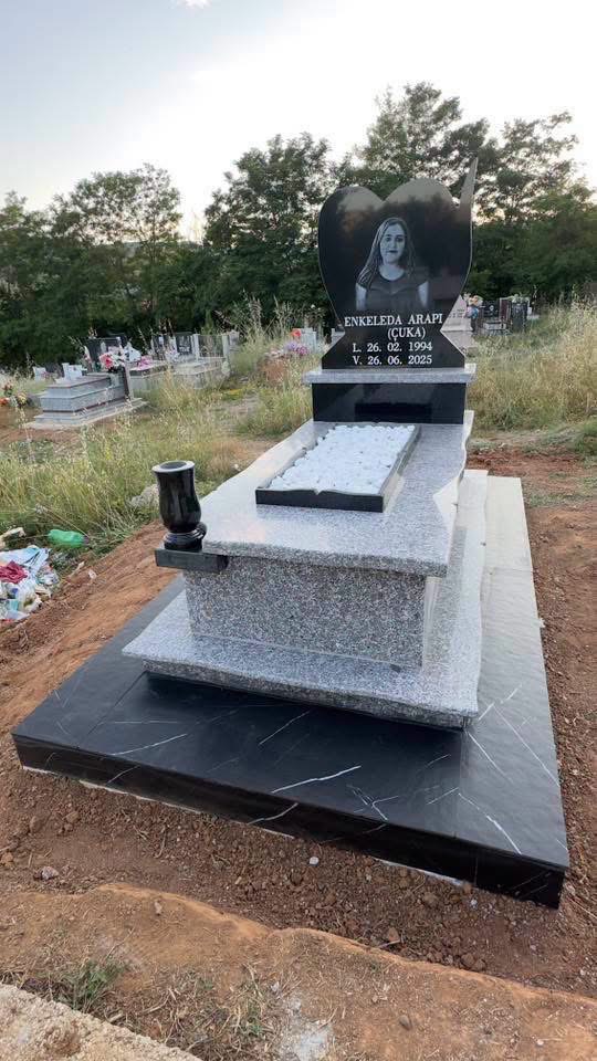 Monument klasik me kolona jonike – punim Muçi