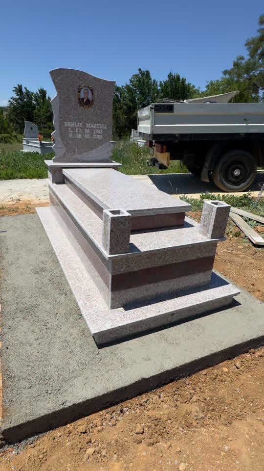 Monument granit rozë me stol – punim Muçi