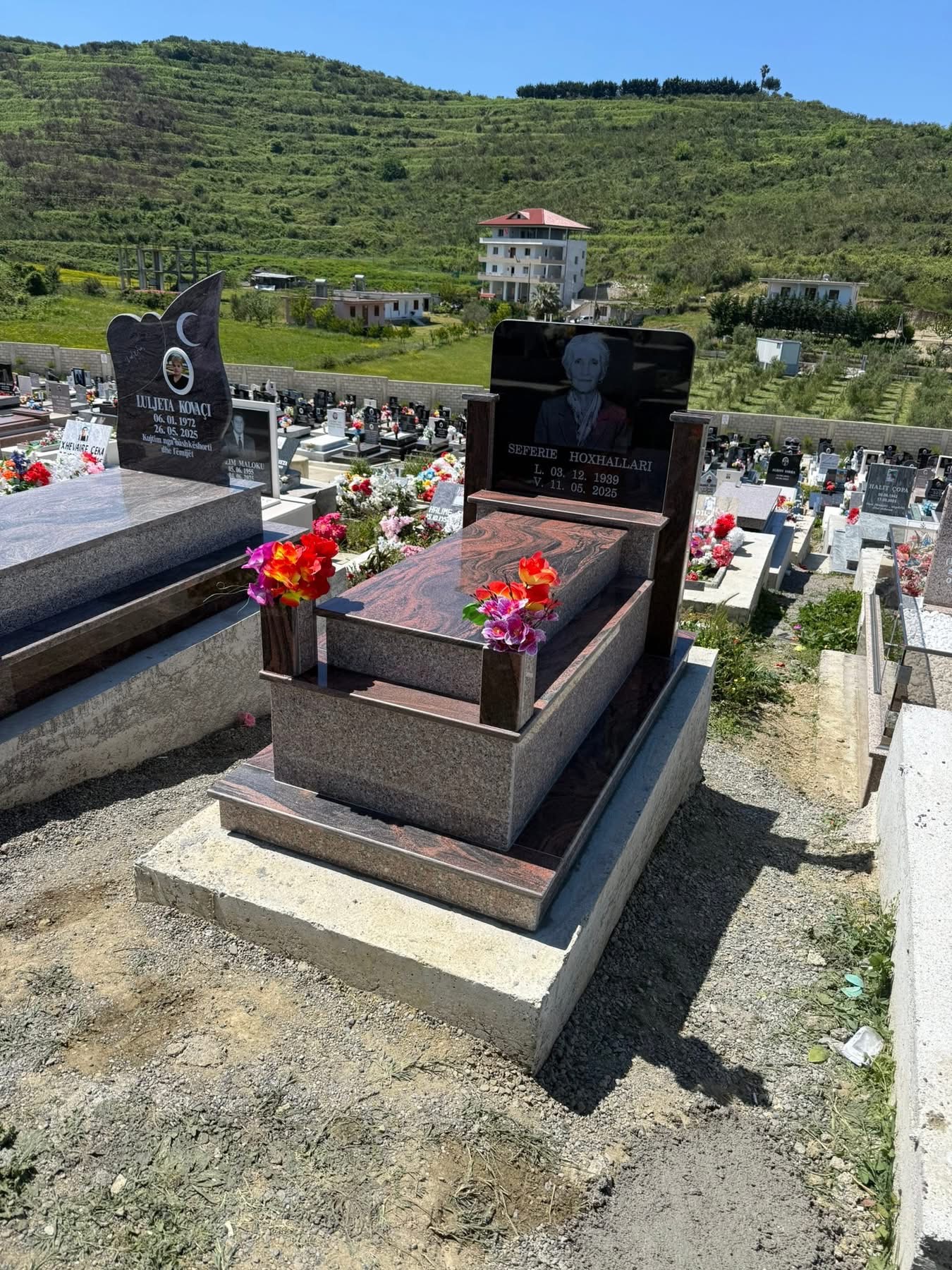 Monument granit i kuq – punim Muçi