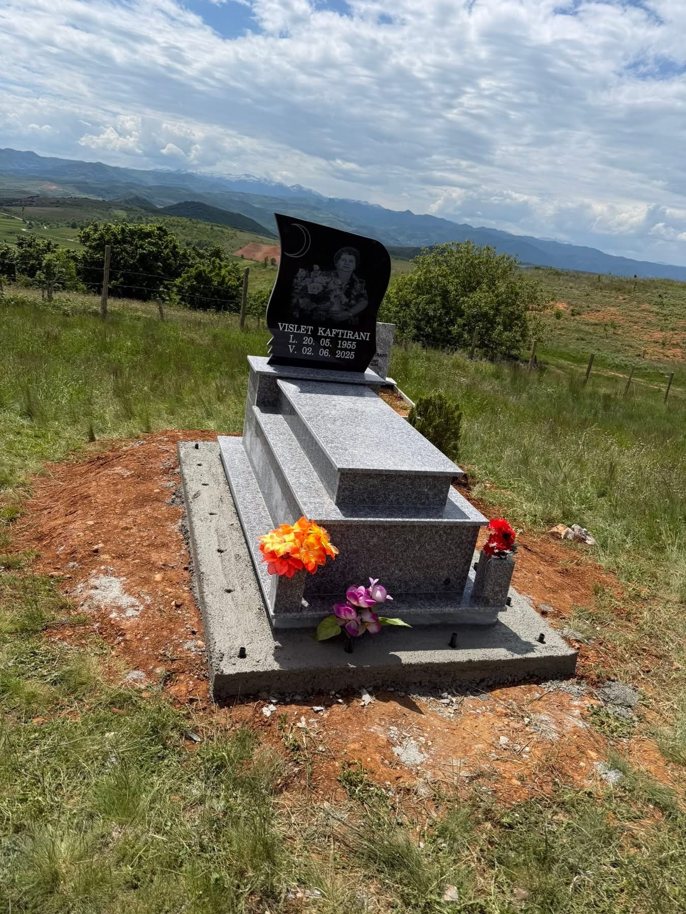 Monument granit gri me pamje fushe – punim Muçi