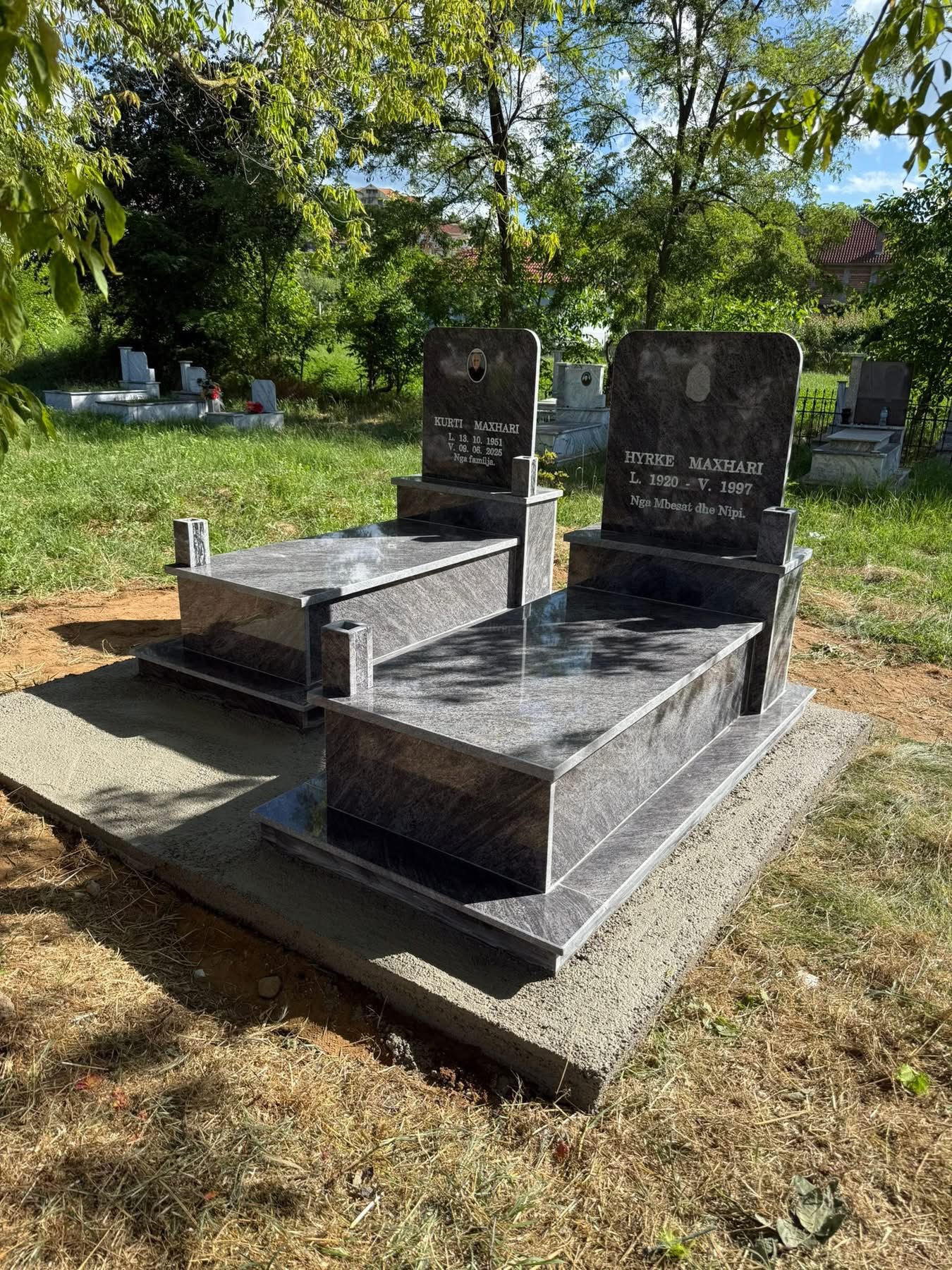 Monument granit gri – punim Muçi