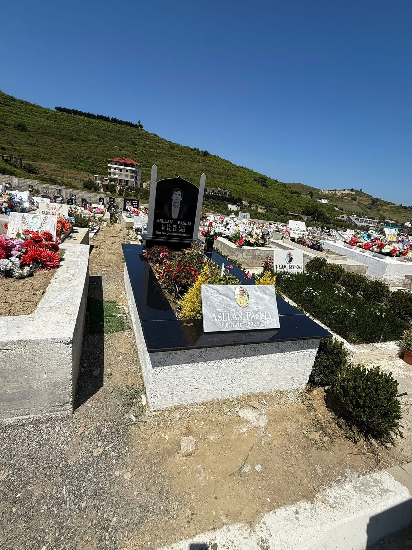 Monument mermeri i bardhë me kolona – punim Muçi