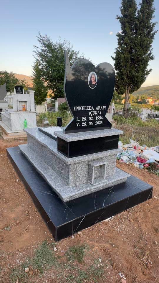 Monument granit i zi me formë zemre – punim Muçi